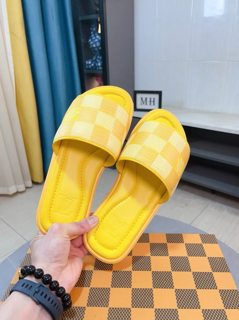 Men's shoes 💰340🌹🌹 (lv-Louis Vuitton) New men's slippers, high-end boutique, exquisite embossed logo decoration on the upper, fine workmanship, super soft soles, casual, loose and comfortable, a must-have in summer! \nsize：38-44